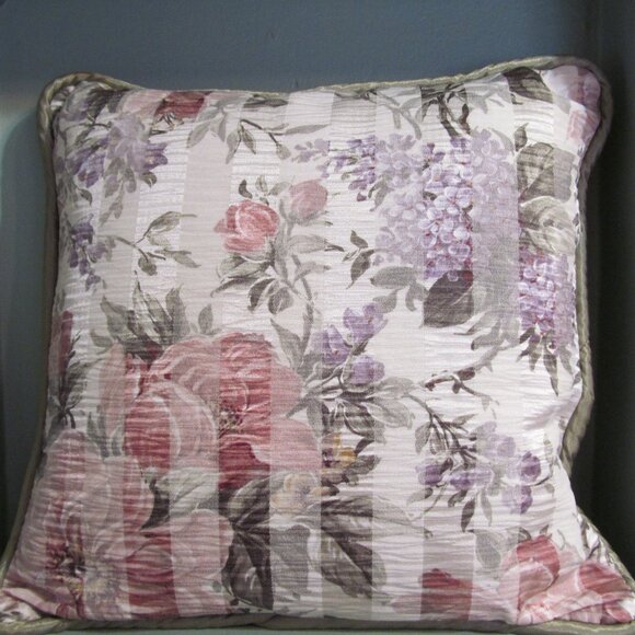 Decorative Throw Pillow Floral Purple Lilacs & Pink Mauve 14 x 14 Perfect Condtn - Picture 1 of 11
